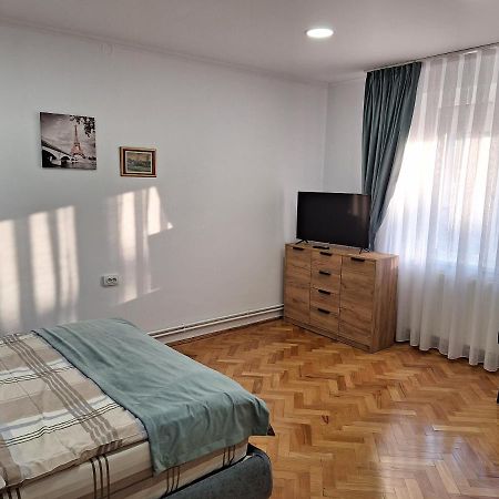Black Eagle Central Unirii Square, 2 King Size Bedrooms, Free Private Parking Орадеа Екстериор снимка