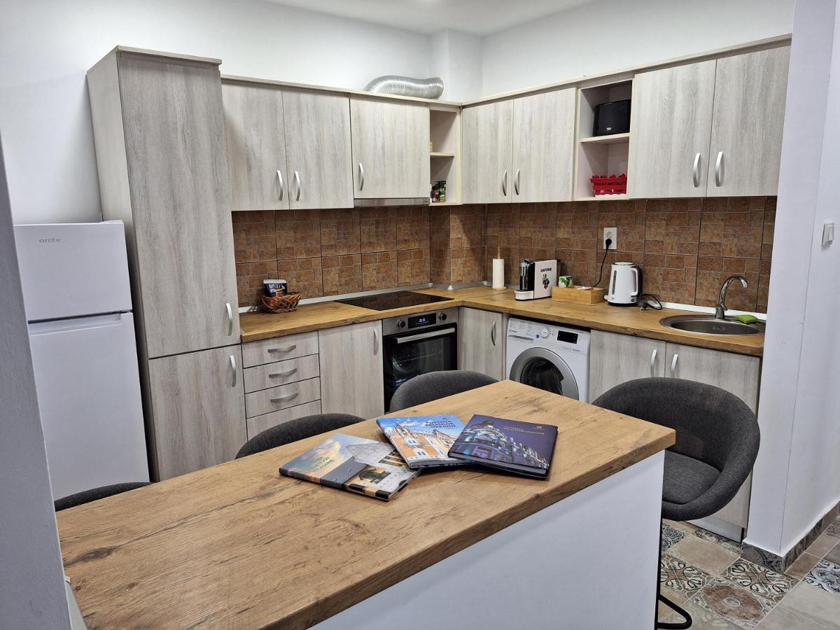 Black Eagle Central Unirii Square, 2 King Size Bedrooms, Free Private Parking Орадеа Екстериор снимка