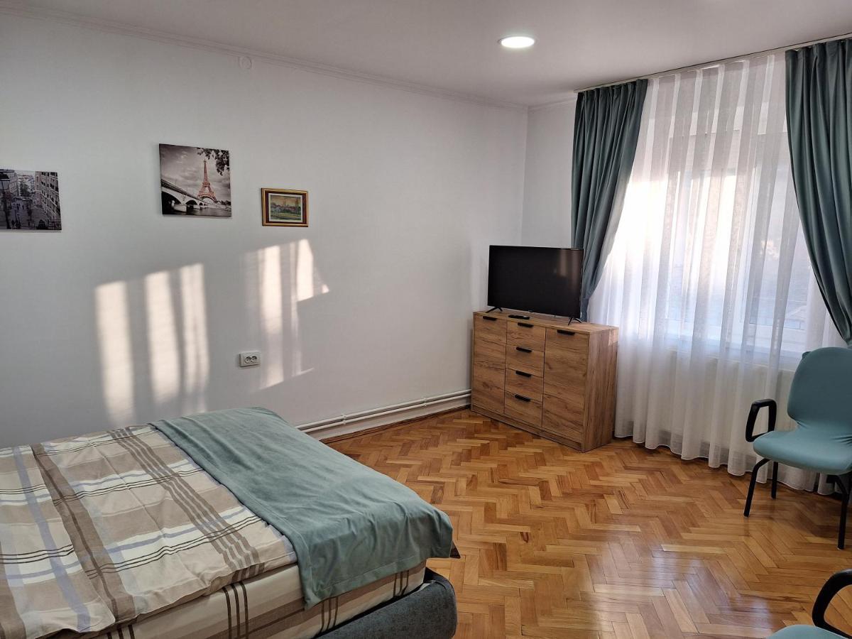 Black Eagle Central Unirii Square, 2 King Size Bedrooms, Free Private Parking Орадеа Екстериор снимка