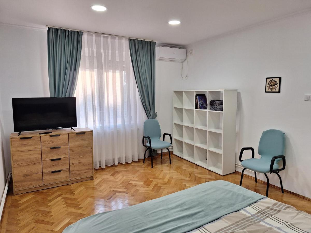Black Eagle Central Unirii Square, 2 King Size Bedrooms, Free Private Parking Орадеа Екстериор снимка