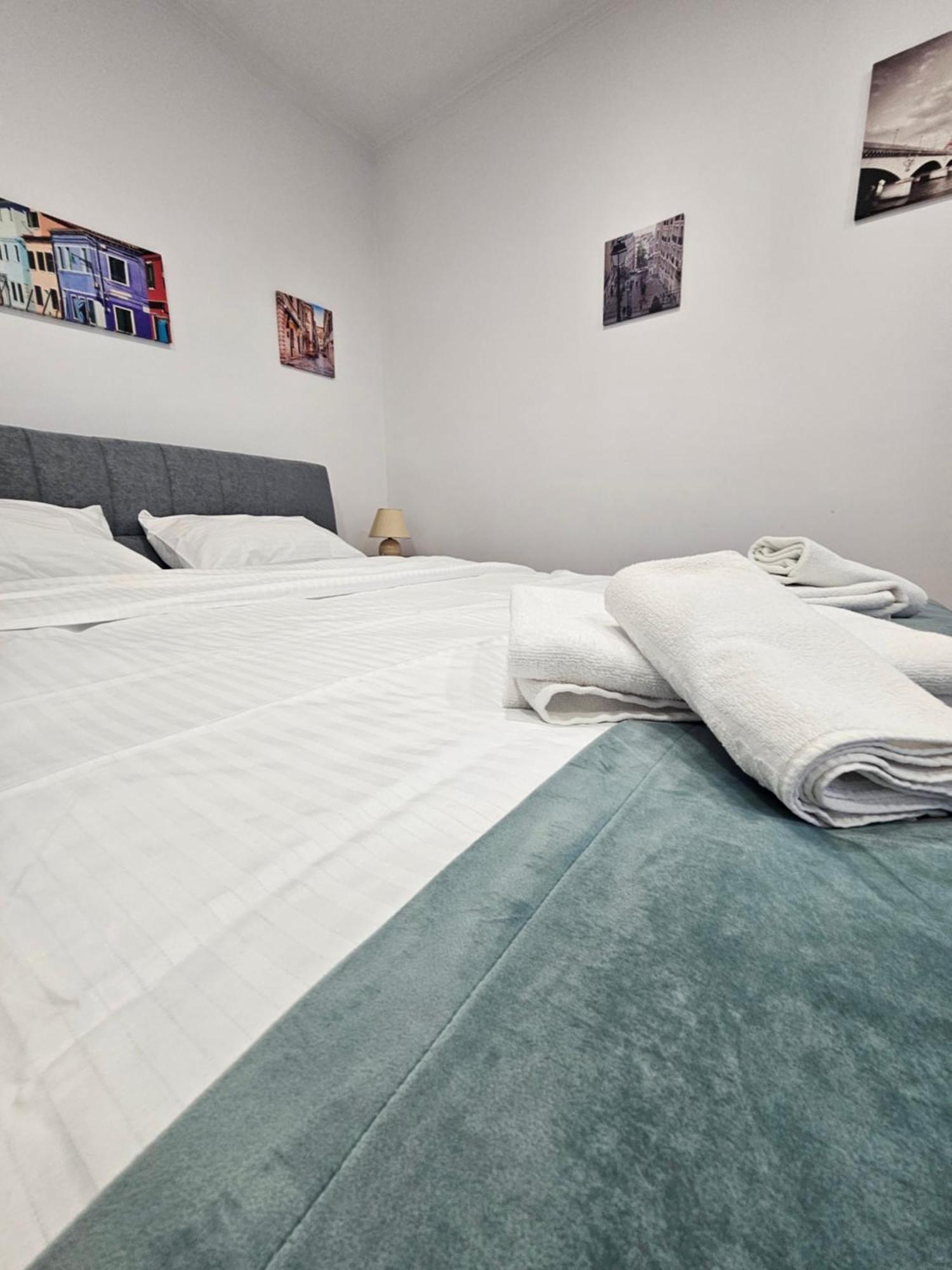 Black Eagle Central Unirii Square, 2 King Size Bedrooms, Free Private Parking Орадеа Екстериор снимка